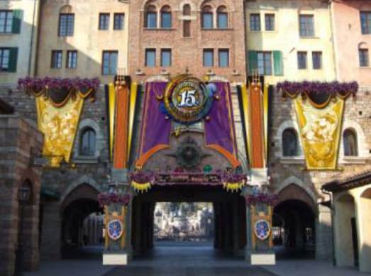 ミラコスタ通り入口のデコレーション　(c)Disney
