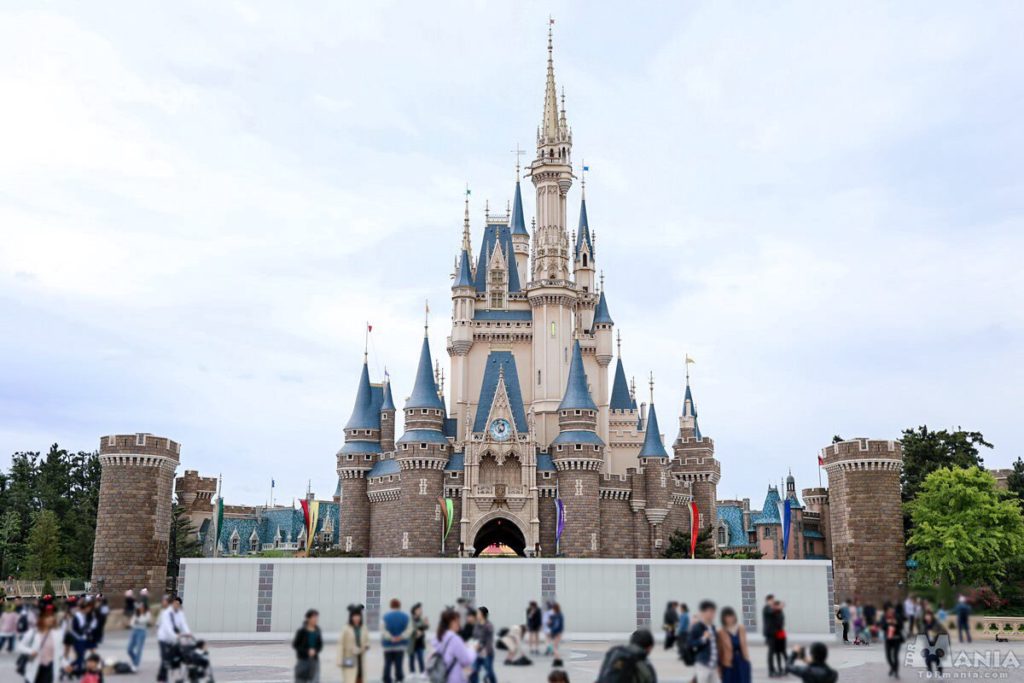 シンデレラ城前に囲いが登場 キャッスルショー オー サマー バンザイ 公演に向けたステージ設営が進む ディズニーリゾートまにあ